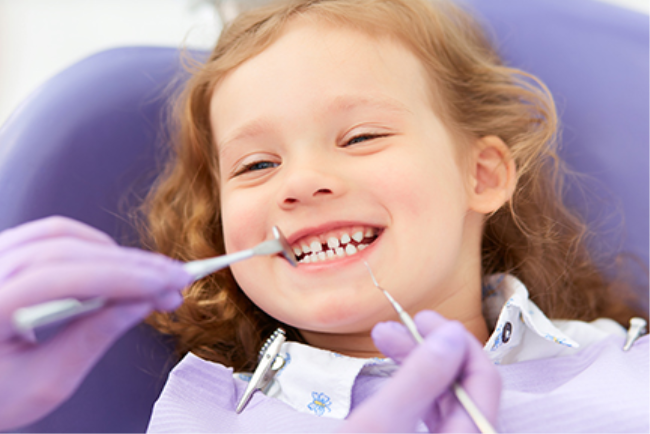 ילדה צעירה עוברת טיפול שיניים